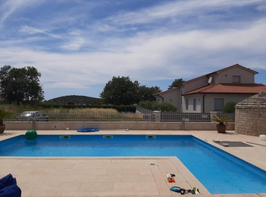 Nice, Cosy Studio Apartment With Shared Outdoor Pool Banjole Eksteriør bilde