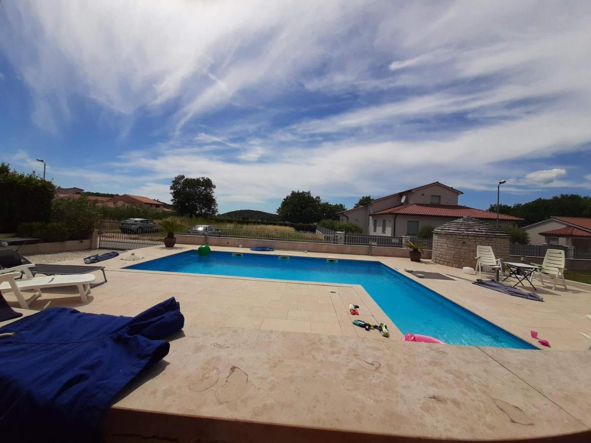 Nice, Cosy Studio Apartment With Shared Outdoor Pool Banjole Eksteriør bilde