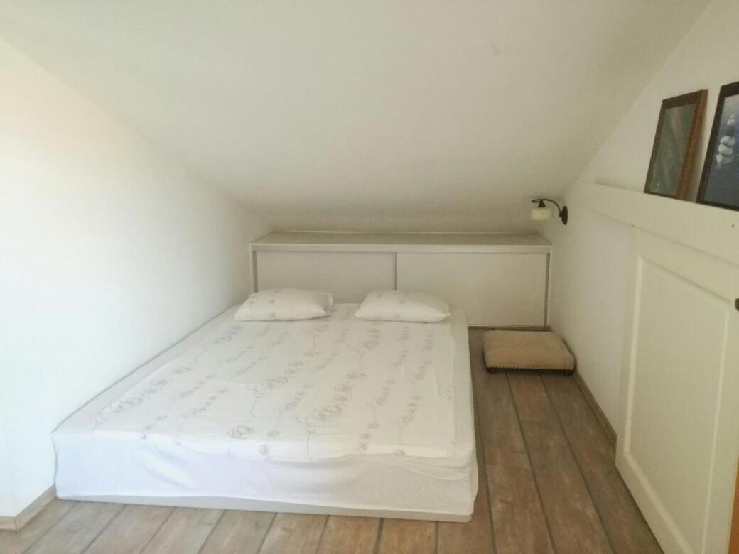 Nice, Cosy Studio Apartment With Shared Outdoor Pool Banjole Eksteriør bilde