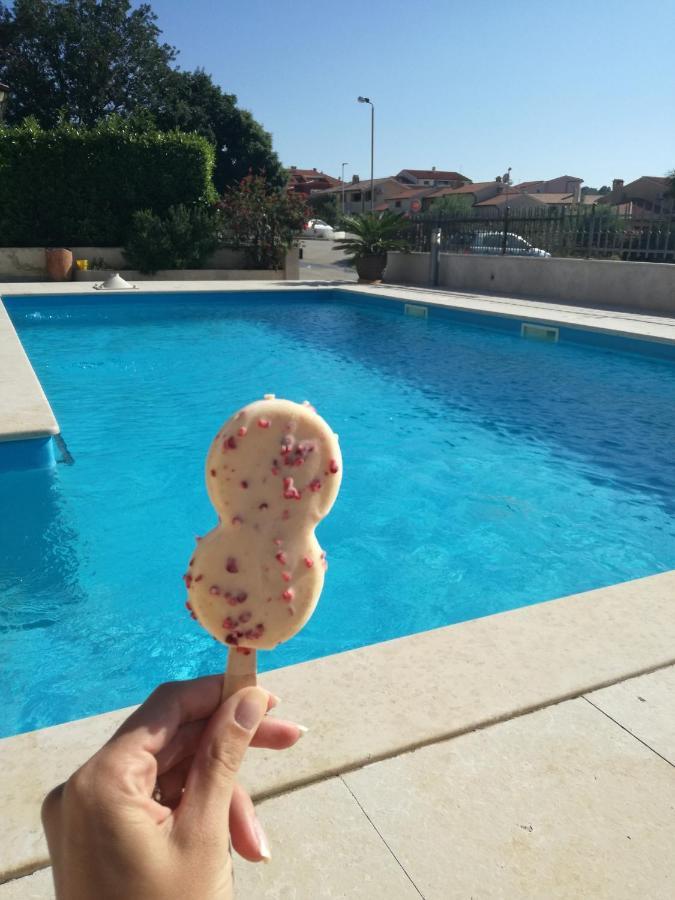 Nice, Cosy Studio Apartment With Shared Outdoor Pool Banjole Eksteriør bilde