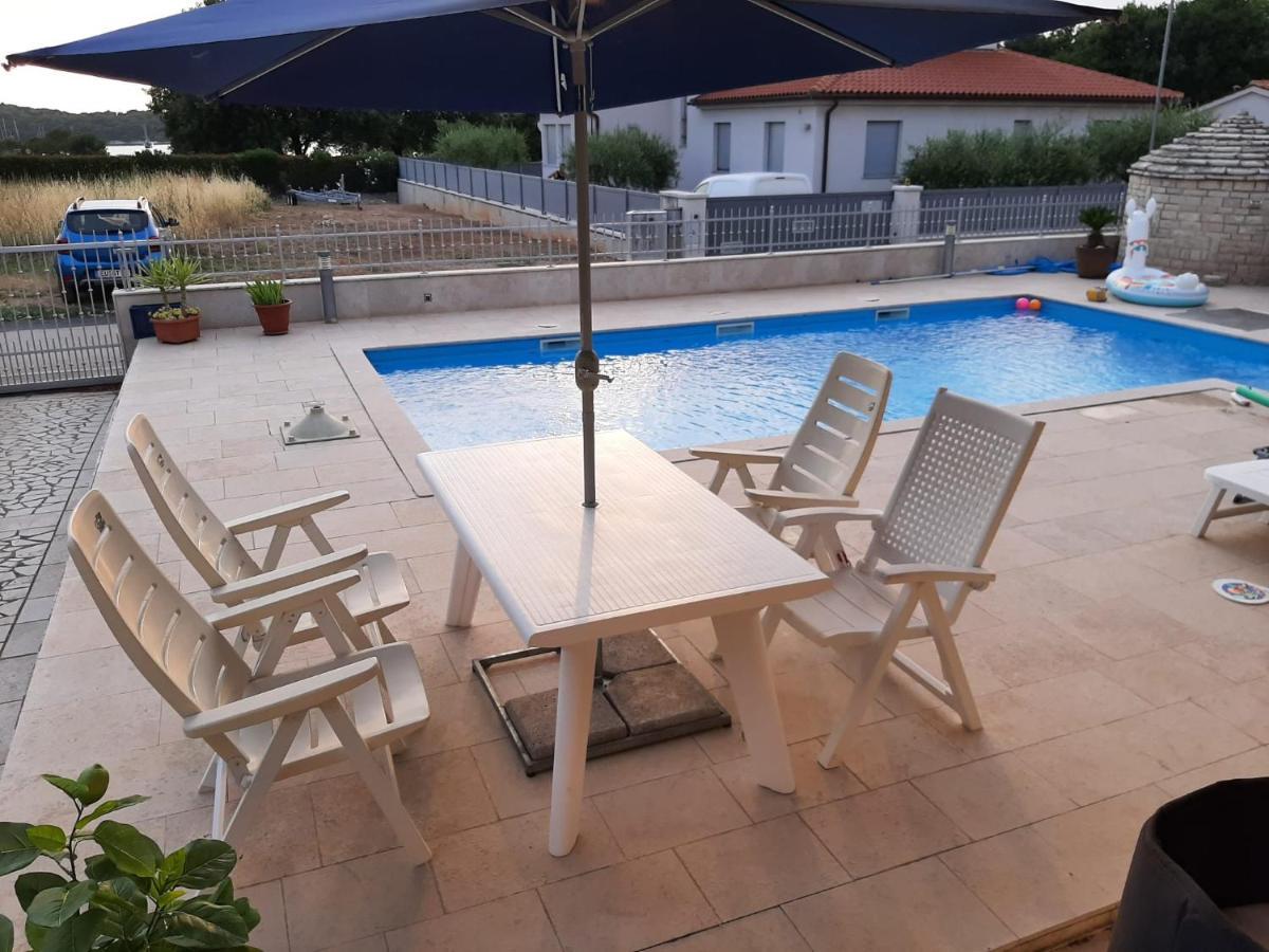 Nice, Cosy Studio Apartment With Shared Outdoor Pool Banjole Eksteriør bilde