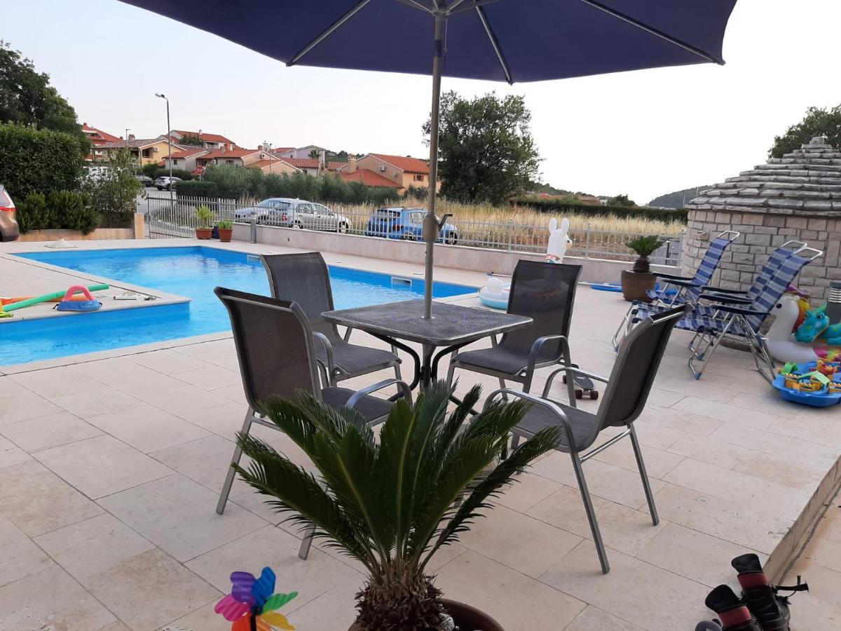 Nice, Cosy Studio Apartment With Shared Outdoor Pool Banjole Eksteriør bilde